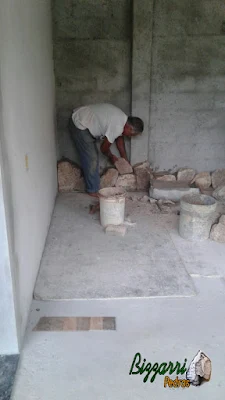 Bizzarri iniciando um revestimento de pedra na parede sendo com pedra moledo nesse tom bege mesclado sendo esse revestimento na parede da adega em residência em Itatiba-SP. 07 de dezembro de 2016.