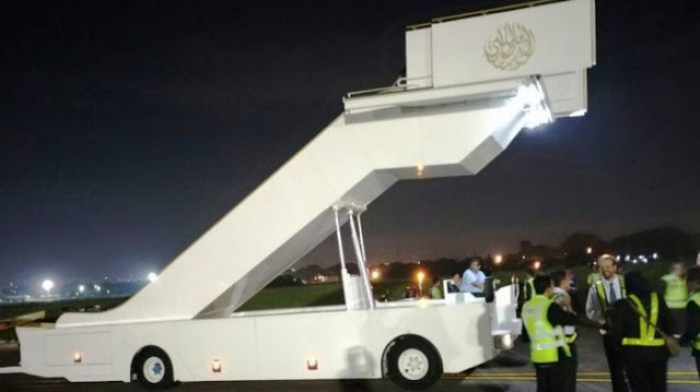 Inilah Tangga Khusus (Escalator Portabel) dan Mobil Mewah Raja Salman Inilah Tangga Khusus (Escalator Portabel) dan Mobil Mewah Raja Salman