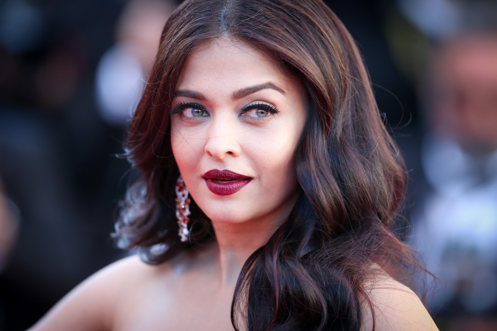 Aishwarya Rai Bachchan Looks Ravishing in a Ralph & Russo Red Gown At '120 Beats Per Minute (120 Battements Par Minute)' Premiere During The 70th Cannes Film Festival 2017