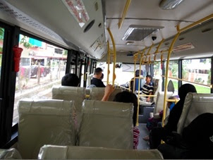 Suasana di Bus / angkutan umum no. 01 lintas timur. Tiket hanya 1 BND Suasana di Bus / angkutan umum no. 01 lintas timur. Tiket hanya 1 BND