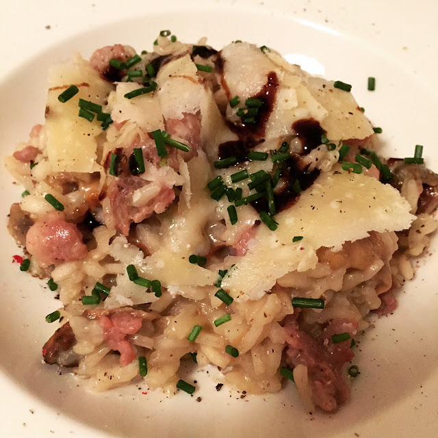 Risotto ai funghi e salsiccia con riduzione di vino rosso.