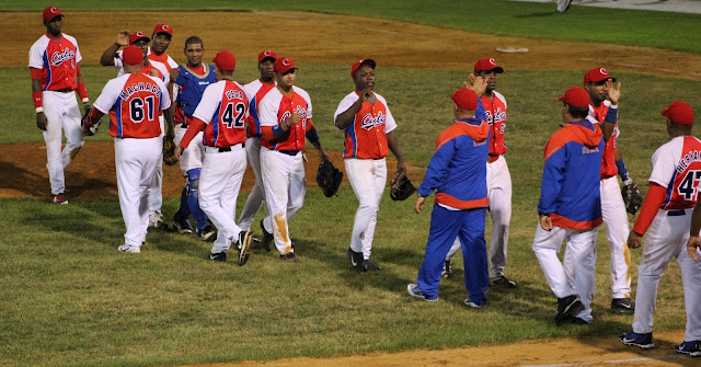Un voto por los cubanos que juegan en las grandes ligas, en las ligas menores, en cualquier liga del mundo o en la luna, un voto para hacer un equipo unido y robusto Un voto por los cubanos que juegan en las grandes ligas, en las ligas menores, en cualquier liga del mundo o en la luna, un voto para hacer un equipo unido y robusto