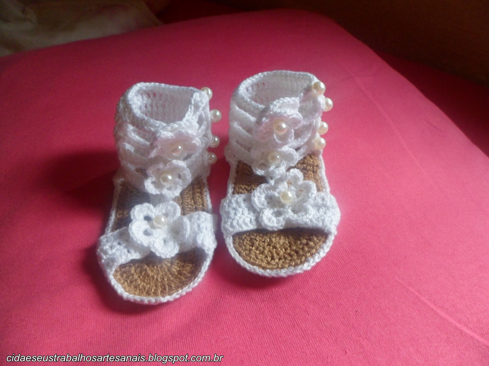 Crochê e Tricô - Feito sob encomenda. (Todos os sapatinhos de bebê são  feitos com lã antialérgica): Sandália Gladiadora Infantil