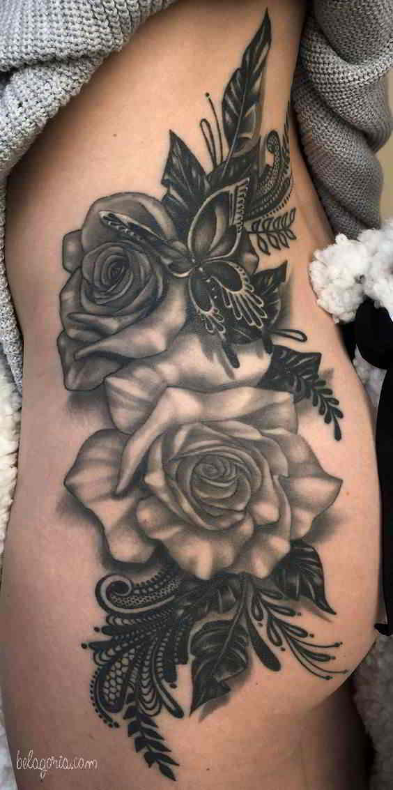 Tatuajes de flores y mariposas en la cadera de una mujer
