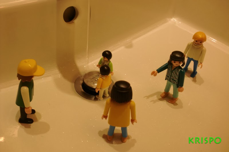 clicks jugando con agua en el lavabo del baño