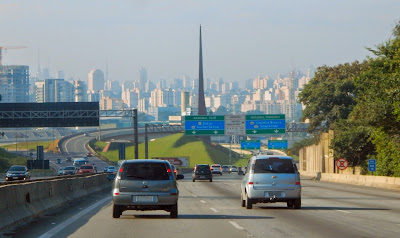 O skyline de São Paulo se descortina para a Rodovia dos Bandeirantes, após a passagem pelo Pico do Jaraguá.