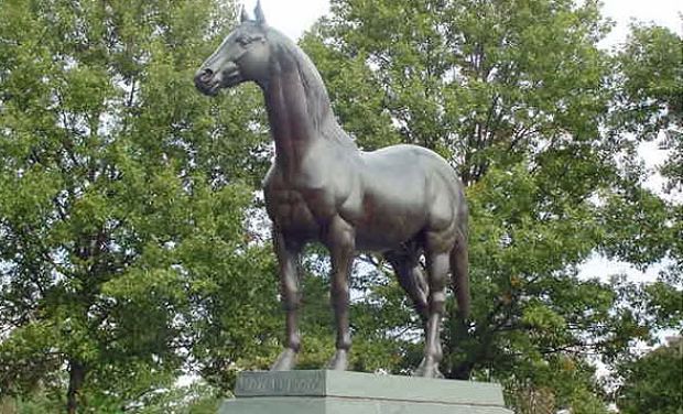 Misterios  y Mitologia - Página 4 Estatua_cementerio_caballos