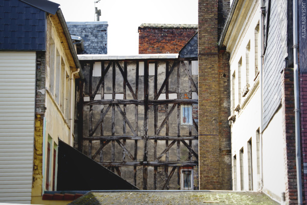 aliciasivert, alicia sivertsson, france, normandy, frankrike, normandie, elbeuf, house, hus, byggnad, building, fasad, fasade, wall, vägg