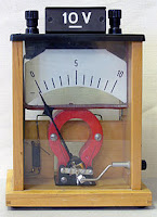 perkakas untuk mengukur besar tegangan listrik dalam suatu rangkaian listrik Voltmeter: Pengertian, Rumus, dan Cara Penggunaan
