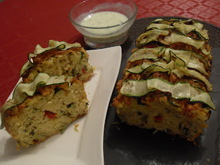 Pastel de verduras de calabacin y pimientos ojos en cocnserva.