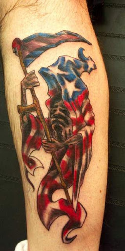 Colorido Grim Reaper tatuagem. O reaper sobre esta tatuagem está vestindo sim uma única capa que se assemelha a uma bandeira Americana. Mesmo que a lâmina da foice também é colorido, à semelhança da bandeira Americana.