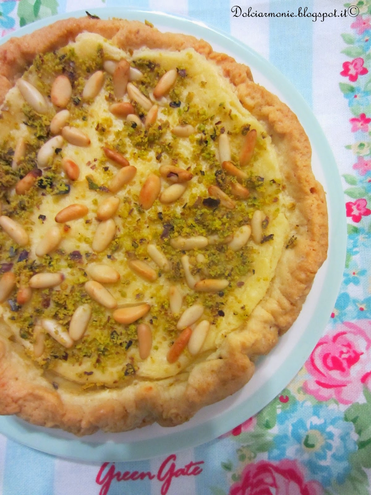 crostata alla crema bianca, pinoli e pistacchio 