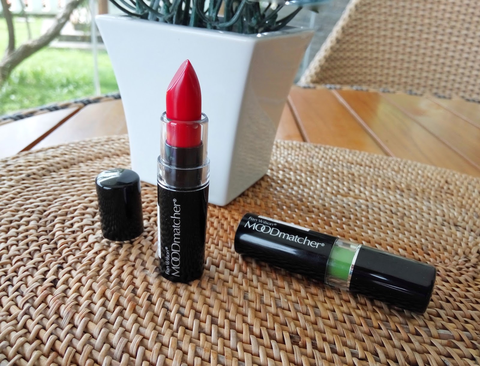 Review Lipstick Fenomenal Fan Wilson MOODmatcher Hijau dan Merah