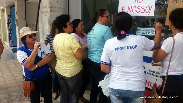 Professores são trancados na prefeitura de Santa Cruz do Capibaribe, sem água e sem energia, durante protesto