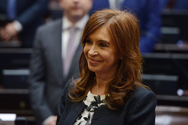Cristina juró como Senadora: recibió la mayor ovación de la jornada