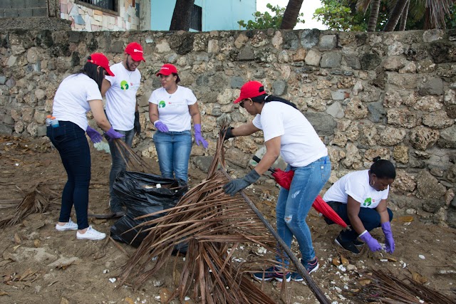 Bancamérica limpia playas en Santo Domingo y Barahona