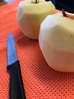 pelamos y partimos en dados las manzanas