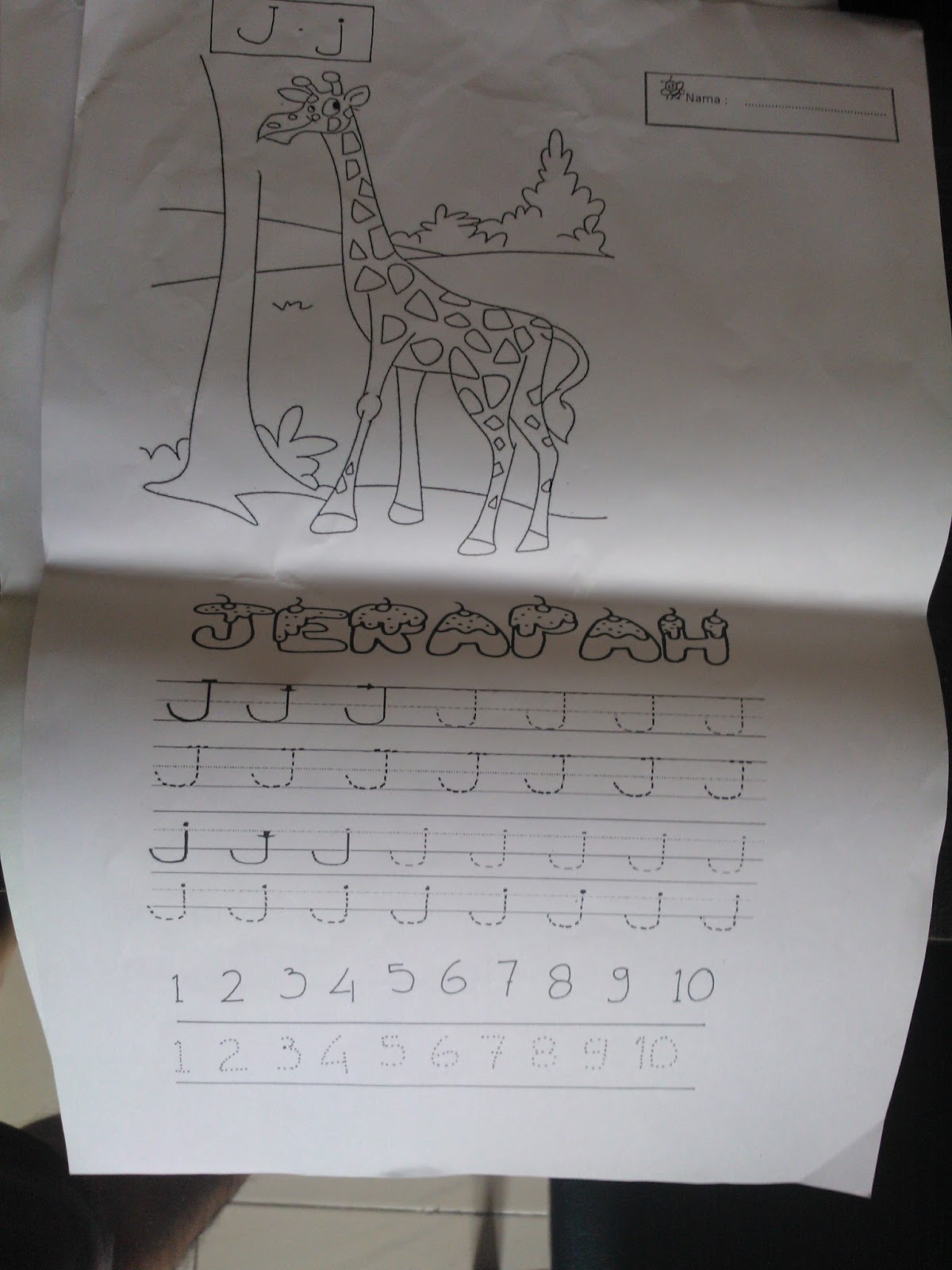 bantu belajar menulis yang sudah dibuat oleh kak Yanti Pada gambar tersebut terlihat cuma ada hruf J saja disini saya diminta membuat dari huruf A Z