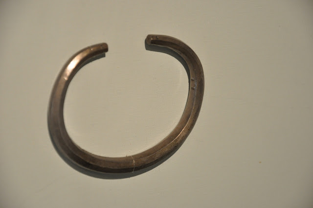 Srebrna bransoleta pochodząca ze skarbu wczesnośredniowiecznego z Lisówka
