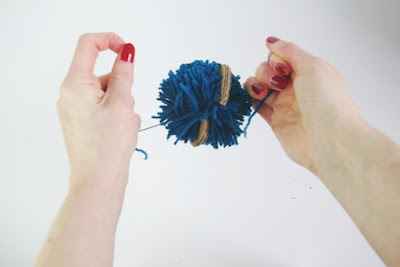 Pompoms selber machen mit Schablonen aus Pappe Pompoms selber machen mit Schablonen aus Pappe