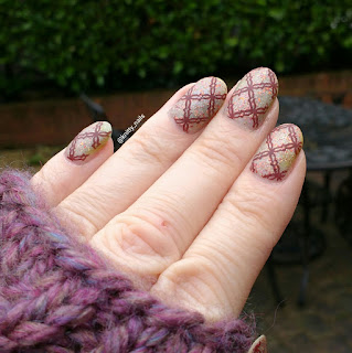 Apipila Super Plate B with Esmaltes da Kelly Naomi