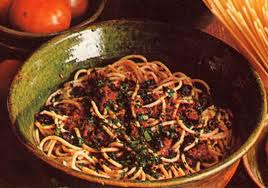 Gli Spaghetti alla puttanesca sono un piatto molto saporito e preparato con ingredienti molto facili da reperire