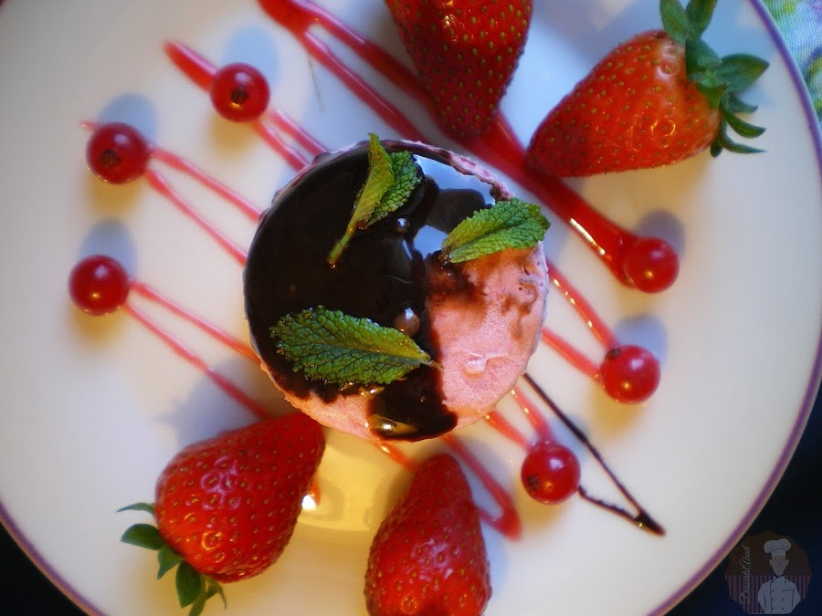 Postre helado de fresas con nata (crema de leche)
