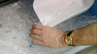 бункер ледогенератора заполнен кубиками льда