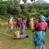 Une douzaine de femmes attachent un pédophile et le battent à coups de bâton.