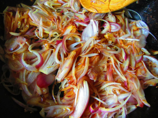 Složenac sa svinjetinom, krumpirom i ljutikom 3 korak pripreme Pork casserole with shallots and potatoes by Laka kuharica: brown the shallots.