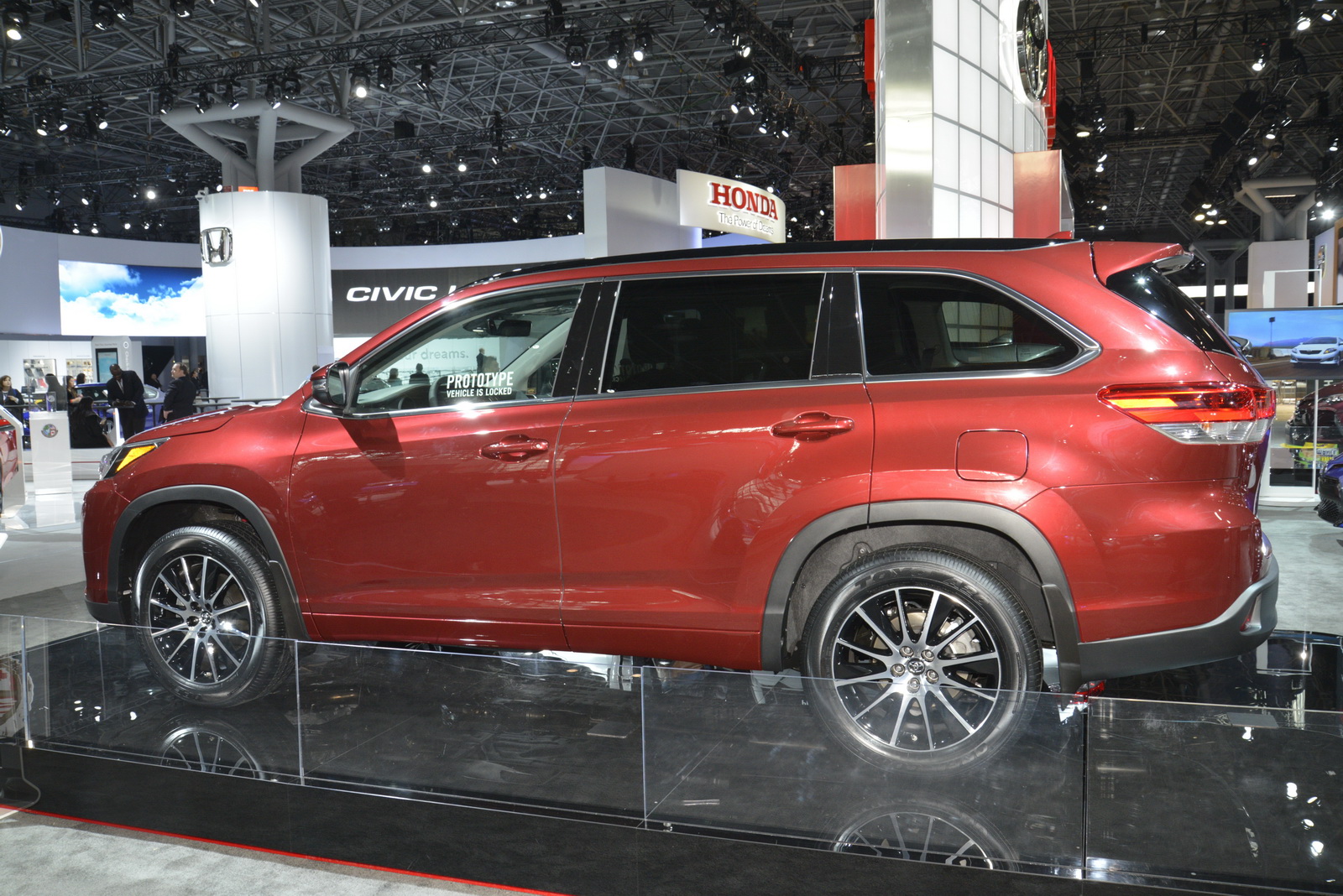 2017 Toyota Highlander Hybrid >> Toyota Slaps A New Face On 2017 Highlander, Gives It More ... 2017 Toyota Highlander Hybrid >> Toyota Slaps A New Face On 2017 Highlander, Gives It More ...
