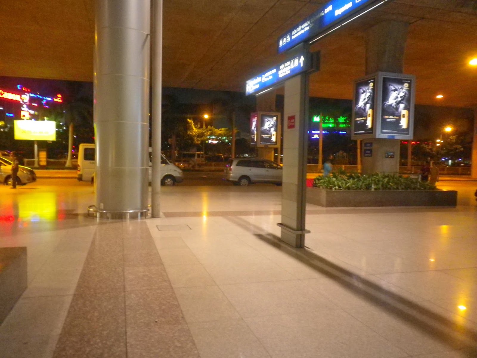 ﾎｰﾁﾐﾝの空港に深夜着