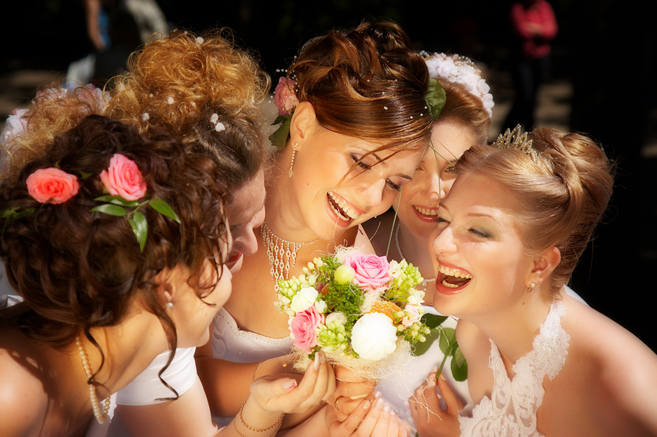 Ах, эти девочки, девушки, женщины. Ах девчонка. Девушка с венком на голове. Красивые женщины на озере. Анимация девушка и звёздная дочь.