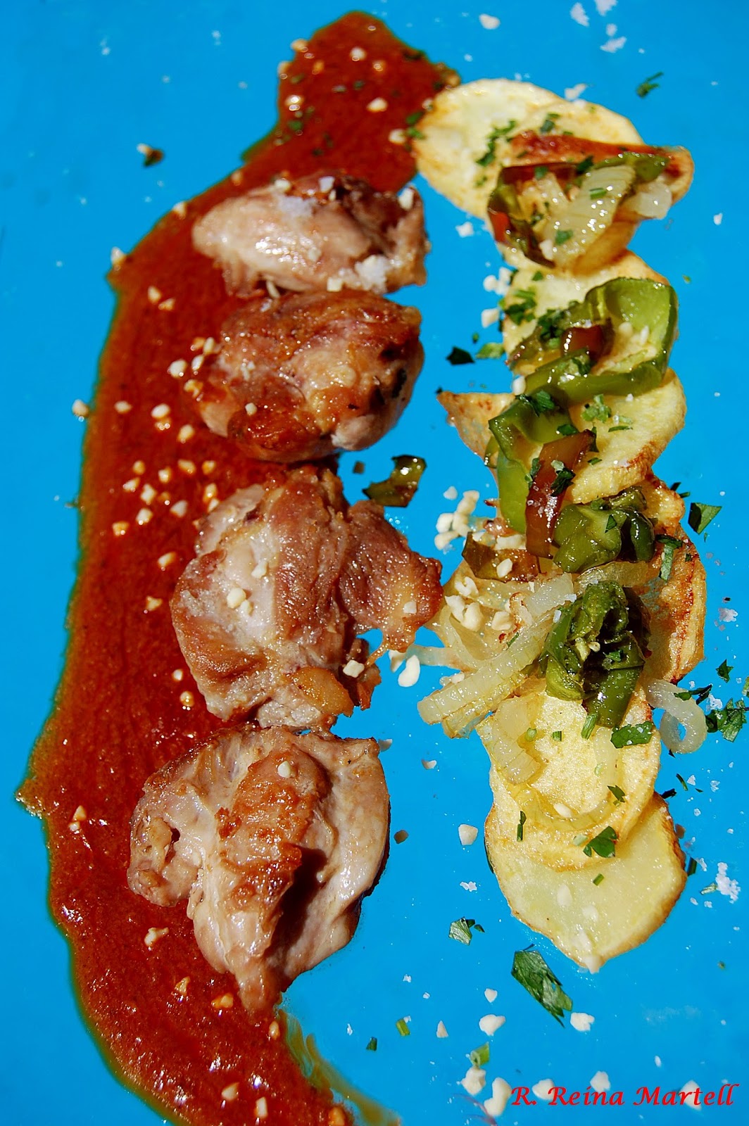 COCINA ANDALUZA Castañetas Ibéricas con Patatas a lo Pobre sobre Salsa