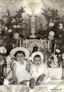 Dos niñas en un altar de procesión en Candelario Salamanca