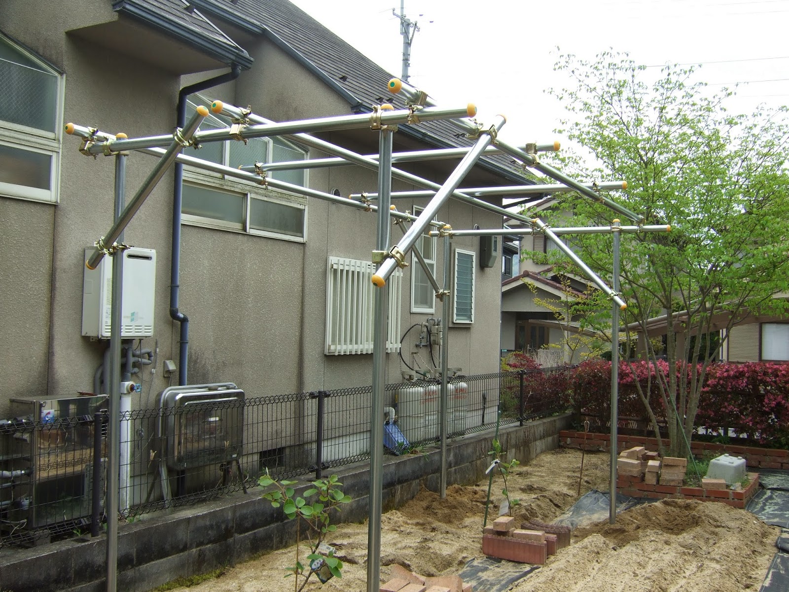 ﾖｯｼｰの湖南だより キウイの棚 完成