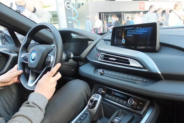 BMW-i8-internal