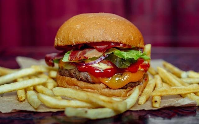 Ingestão de Fast food mata mais do que cigarro e pressão alta, apontam cientistas