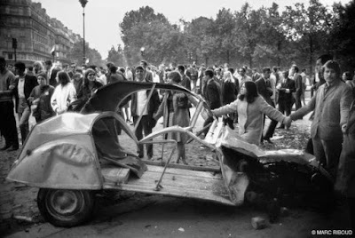 Esqueleto de un Citröen, víctima inocente de los disturbios del 68. Esqueleto de un Citröen, víctima inocente de los disturbios del 68.