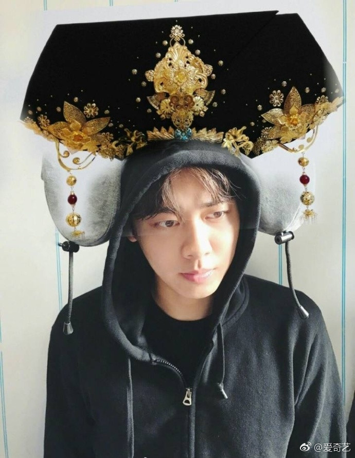 When Li Yi Feng takes a silly selfie.. | DramaPanda