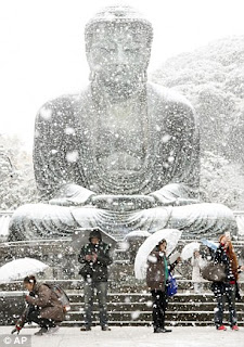 NIBIRU, ULTIMAS NOTICIAS Y TEMAS RELACIONADOS (PARTE 27) - Página 36 3AB5959700000578-3967088-The_Great_Buddha_statue_is_covered_with_snow_at_Kotoku_in_temple-a-23_1479981012012