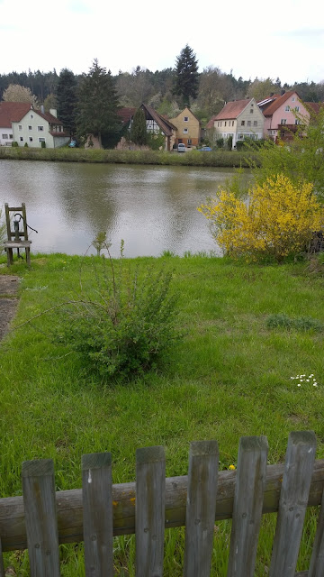 Blick imWeihergarten runter zum Weiher (c) by Joachim Wenk