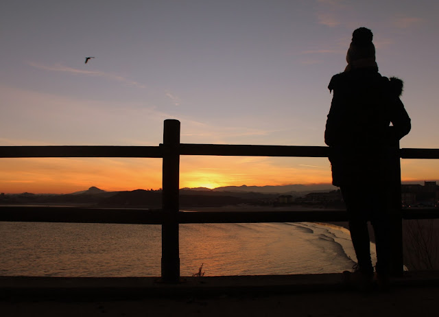 Contemplando el amanecer en la playa