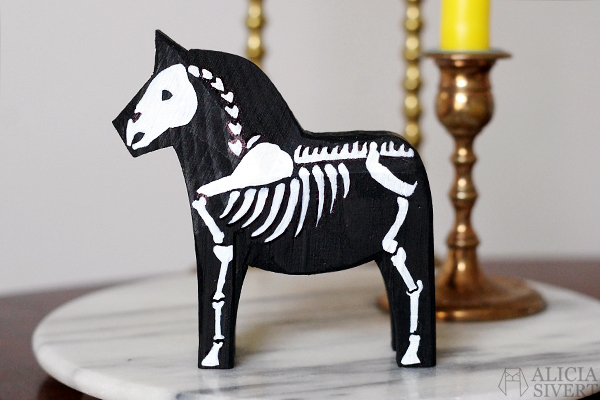 Death's Dalecarlian horse, by Alicia Sivertsson 2016. Swedish Dala hose/Dalahäst upcycle. Death's dalecarlian horse, by Alicia Sivertsson 2016. dalahäst dala horse häst måla skelett hästskelett död döden diy monthly makers trä bloggutmaning utmaning blogg skapa skapande kreativitet