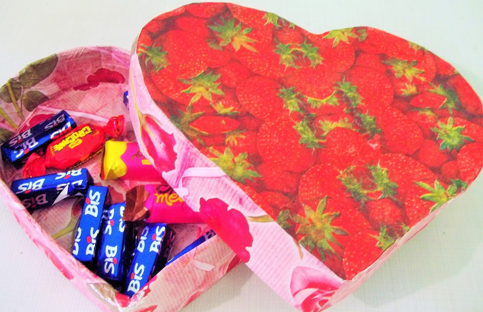 "Costurando o céu": Como fazer caixa de papelão em forma de coração