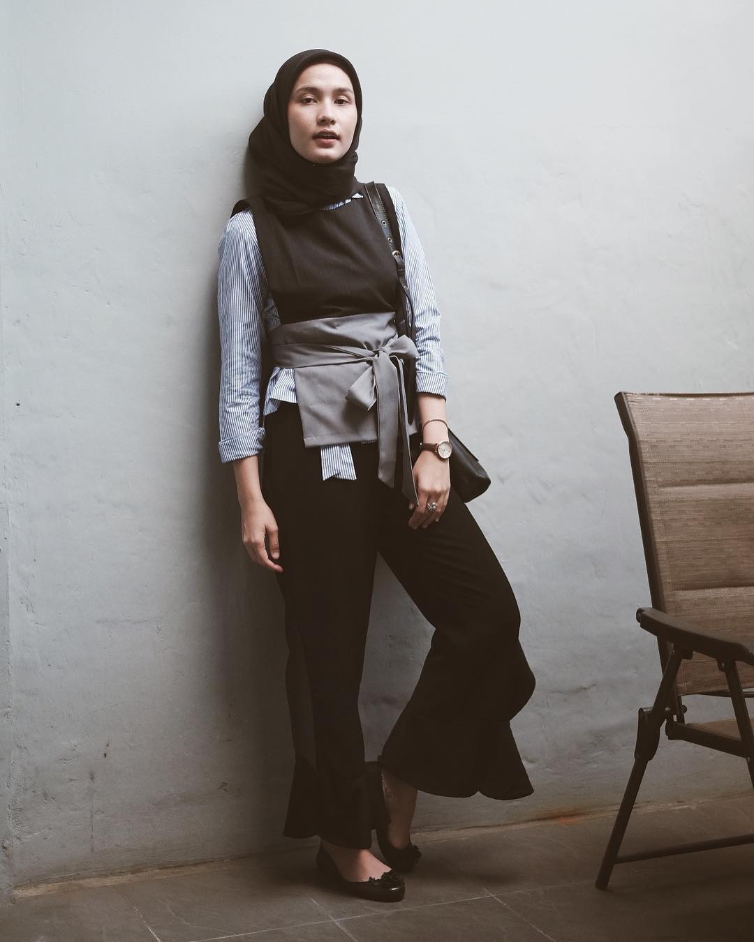 Outfit Baju Atasan Berhijab Ala Selebgram 2018 Kerudung segi empat outer pallazo cullote flatshoes loafers and slip ons slingbag hitam top blouse kemeja stripe abu muda ikat pinggang abu sedang jam tangan coklat gelang mocca gaya klasik kain katun ootd baju atasan 2018 Outfit Baju Atasan Berhijab Ala Selebgram 2018 Kerudung segi empat outer pallazo cullote flatshoes loafers and slip ons slingbag hitam top blouse kemeja stripe abu muda ikat pinggang abu sedang jam tangan coklat gelang mocca gaya klasik kain katun ootd baju atasan 2018