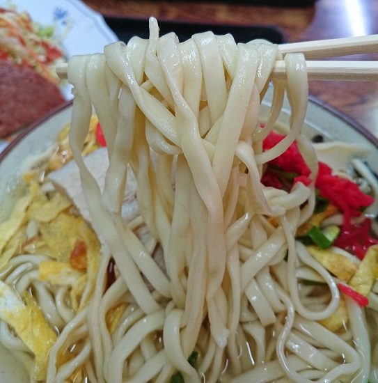 沖縄そばの麺 沖縄そばの麺の写真