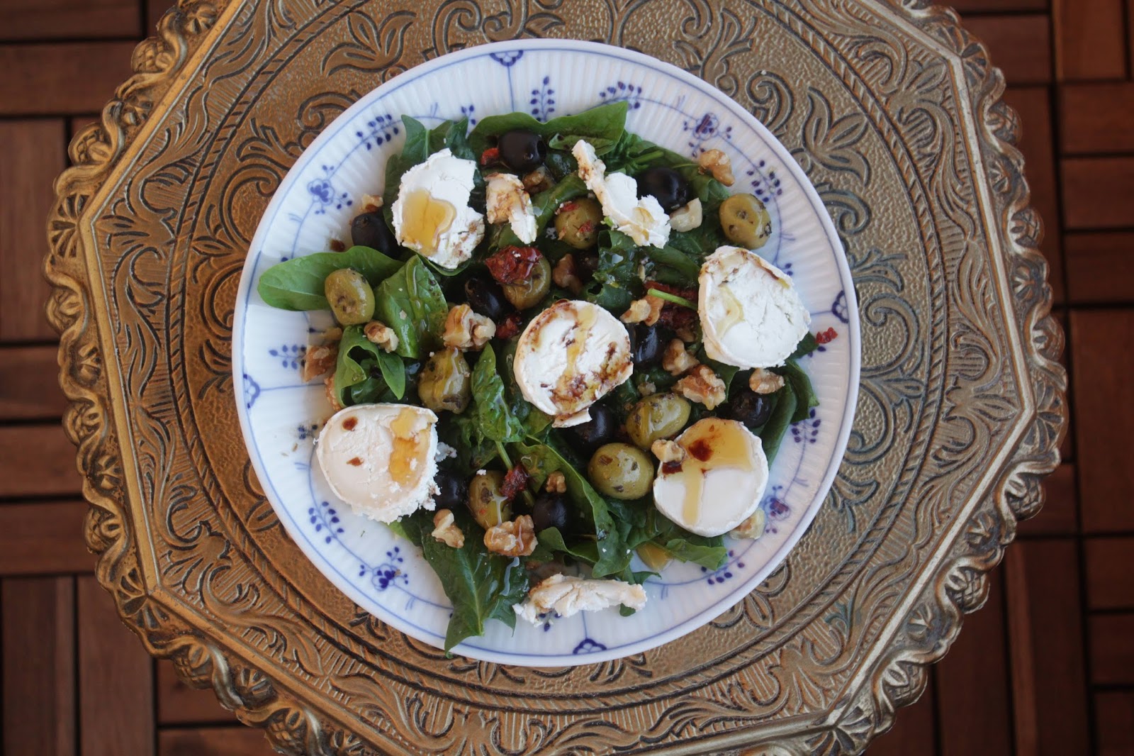 Spinatsalat mit Ziegenkäse, Honig und Oliven | Küchenliebelei
