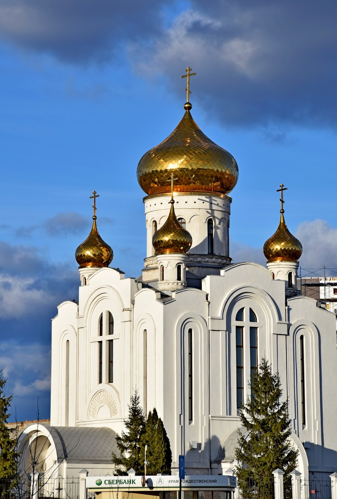 Біла церков. Белый храм Егорьевск. Храм в городе белая Церковь. Белый храм в Сыктывкаре. Белоснежный храм Донецка..