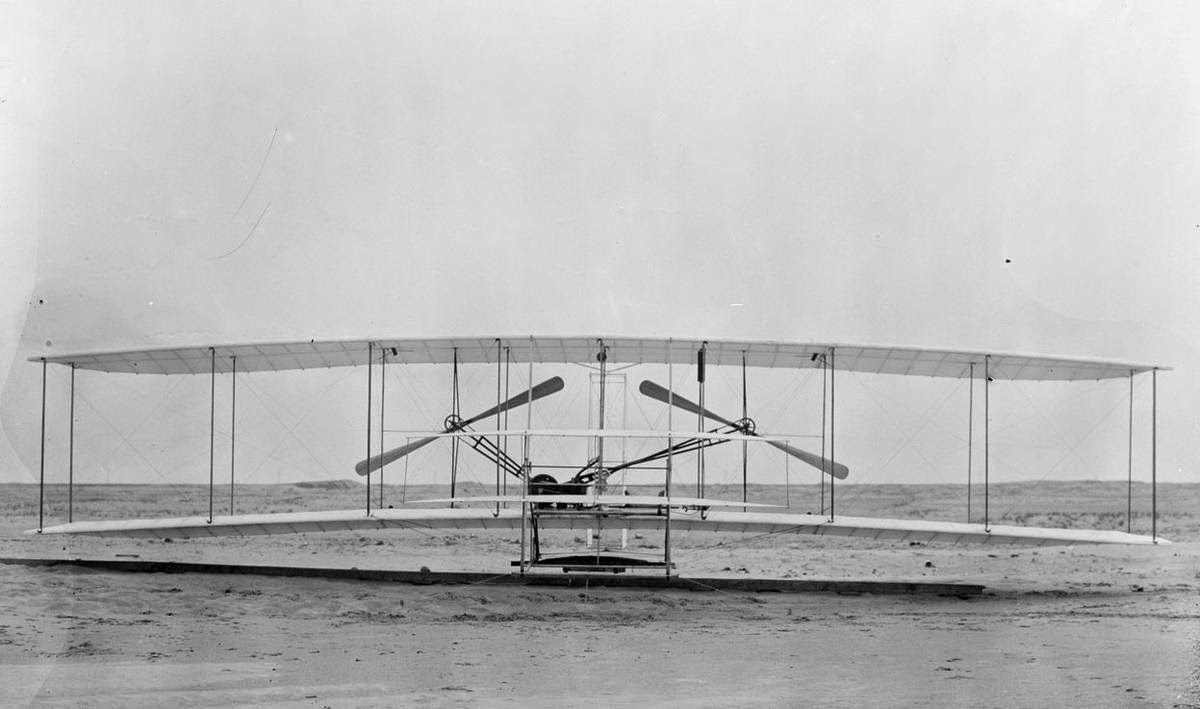 El Wright Flyer I, construido en 1903, vista frontal. Esta máquina fue